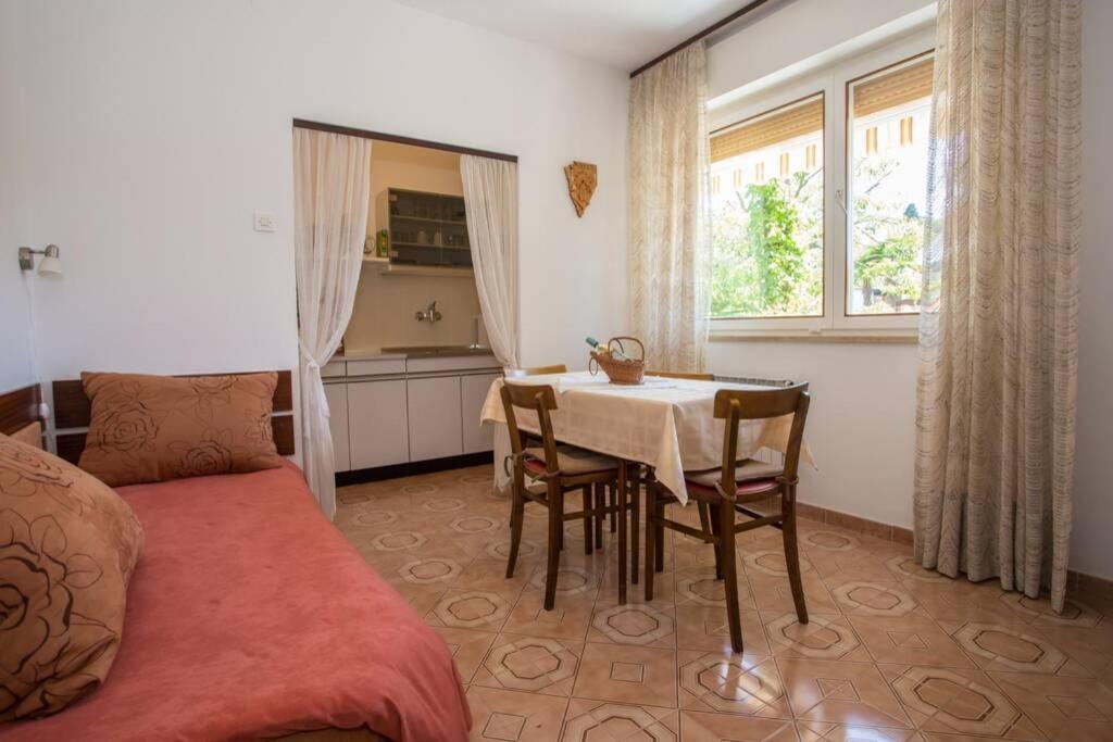Garden View In For 2 - 3 Persons Apartment Poreč